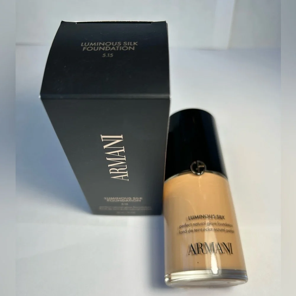 NWT🌷#5.15 - Armani Luminous Silk Glow Blurring Liquid Foundation with 24H Wear